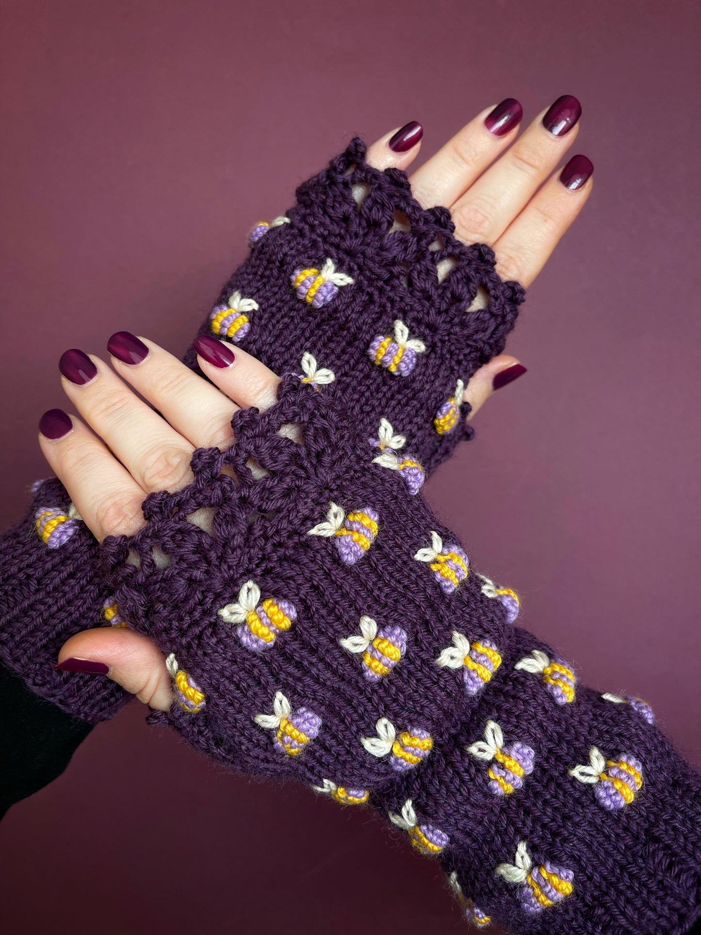 Knitted violet gloves with lilac bees embroidery