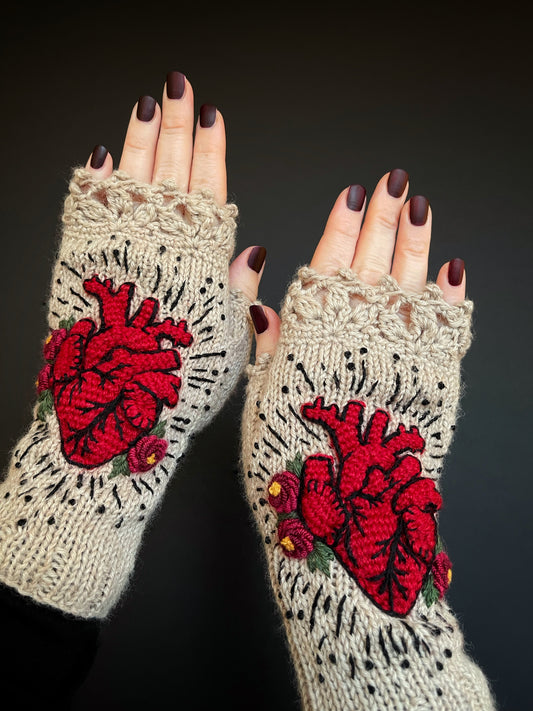 Beige gloves with anatomical heart and roses