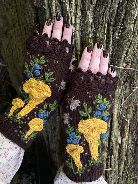 Embroidered gloves with chanterelles and bilberries