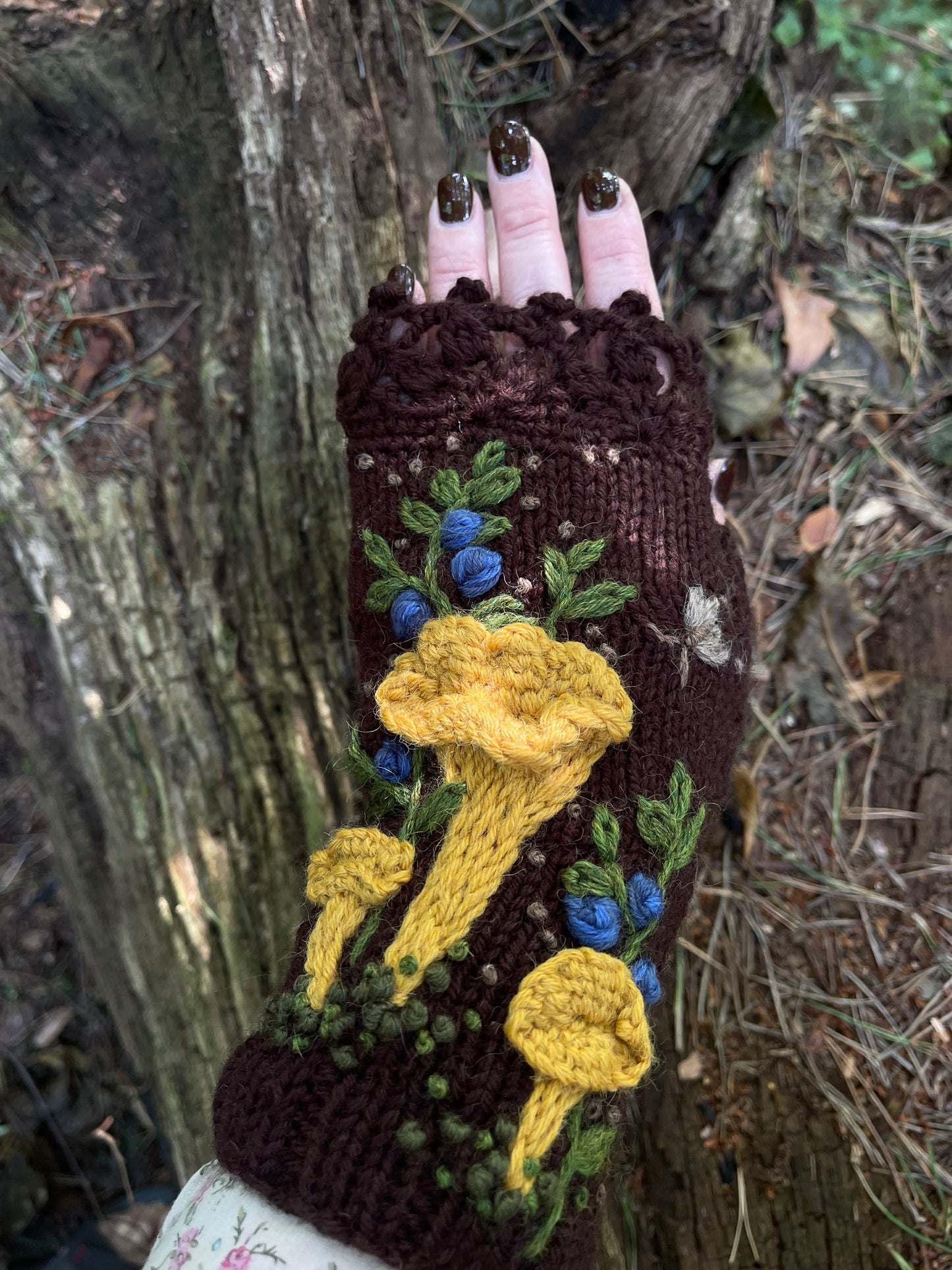 Brown knitted gloves with chanterelles and bilberries