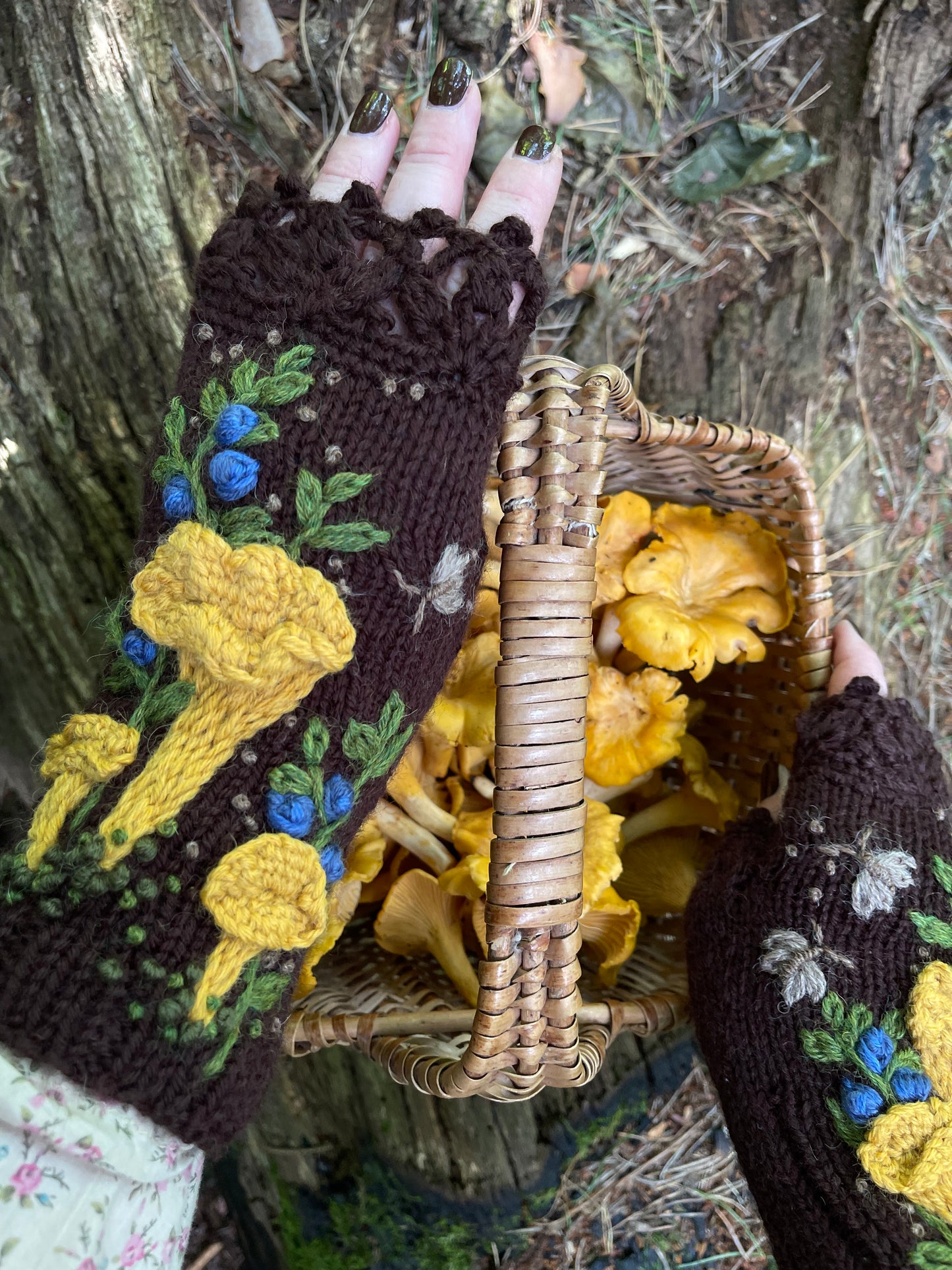 Brown knitted gloves with chanterelles and bilberries