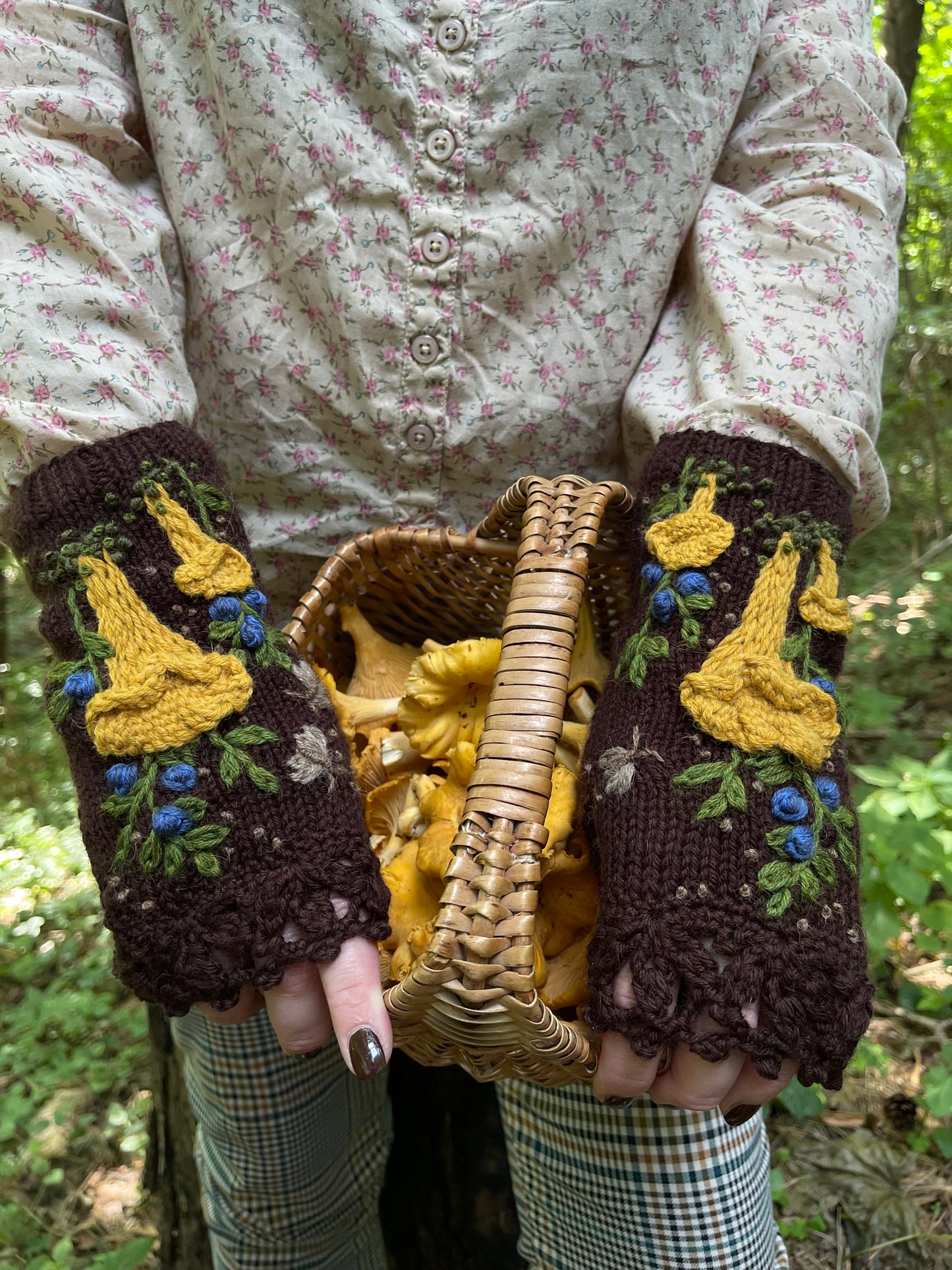 Brown knitted gloves with chanterelles and bilberries