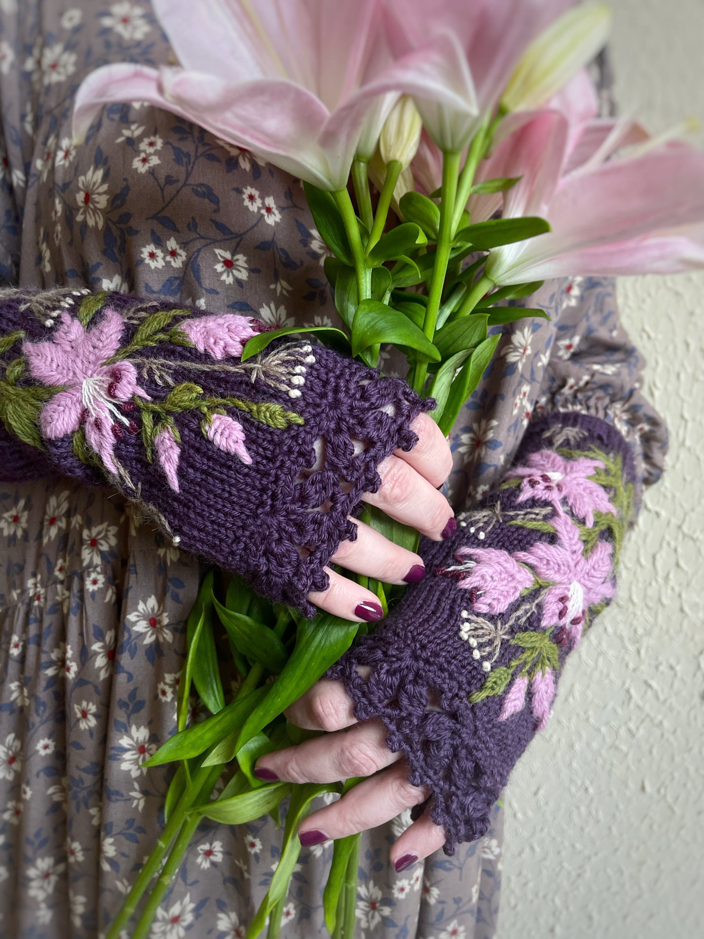 Long violet fingerless gloves with lilac lilies