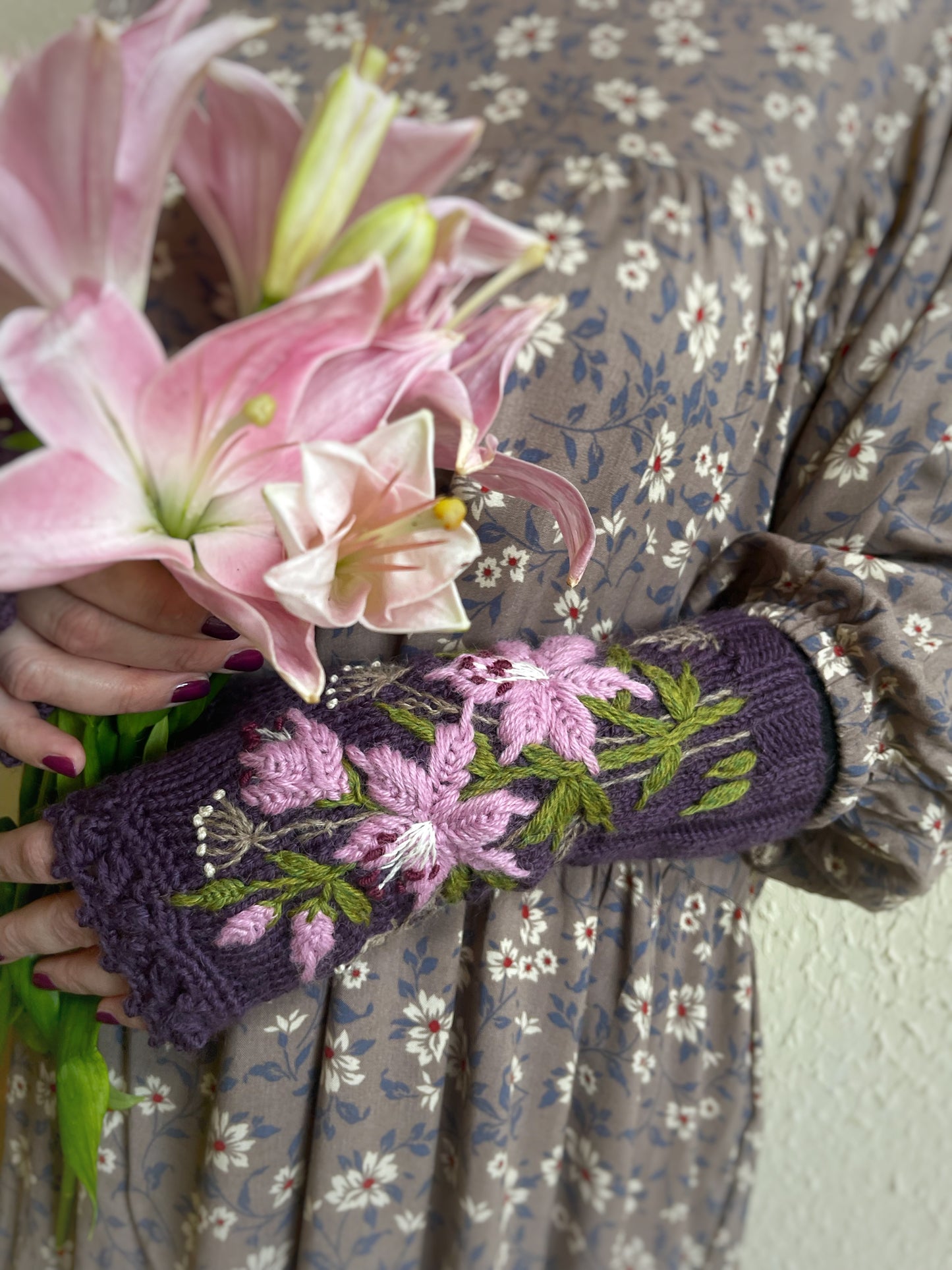 Long violet fingerless gloves with lilac lilies