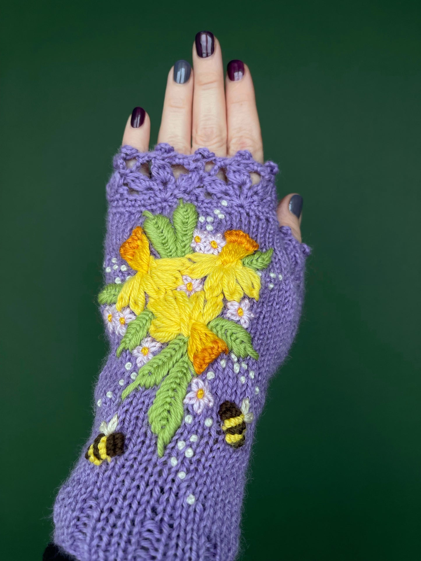 Lilac gloves with embroidered daffodils and bees