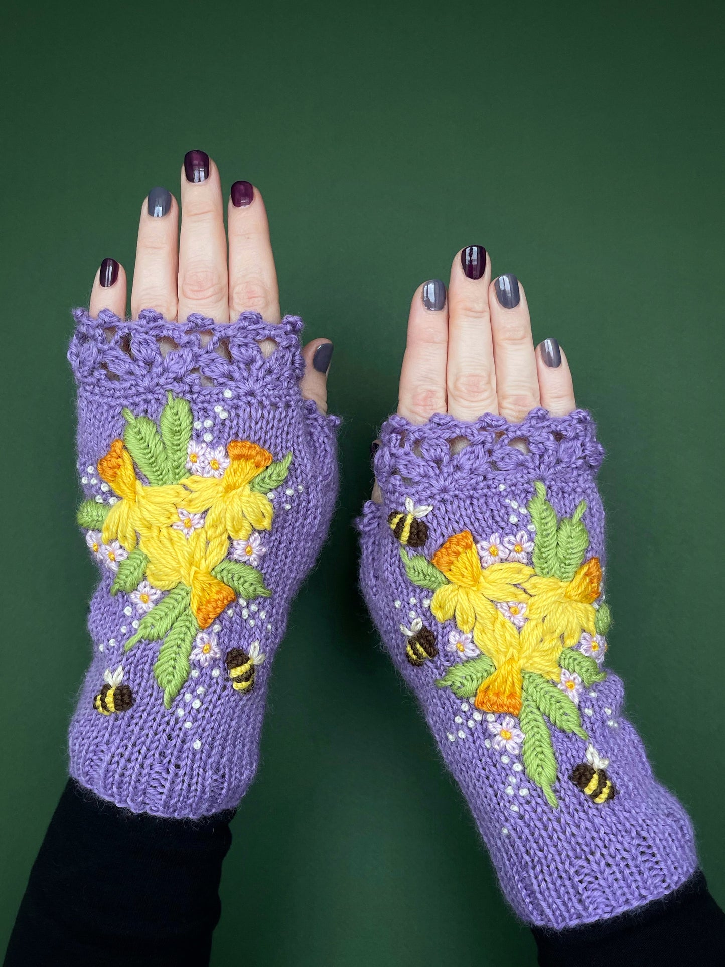 Lilac gloves with embroidered daffodils and bees