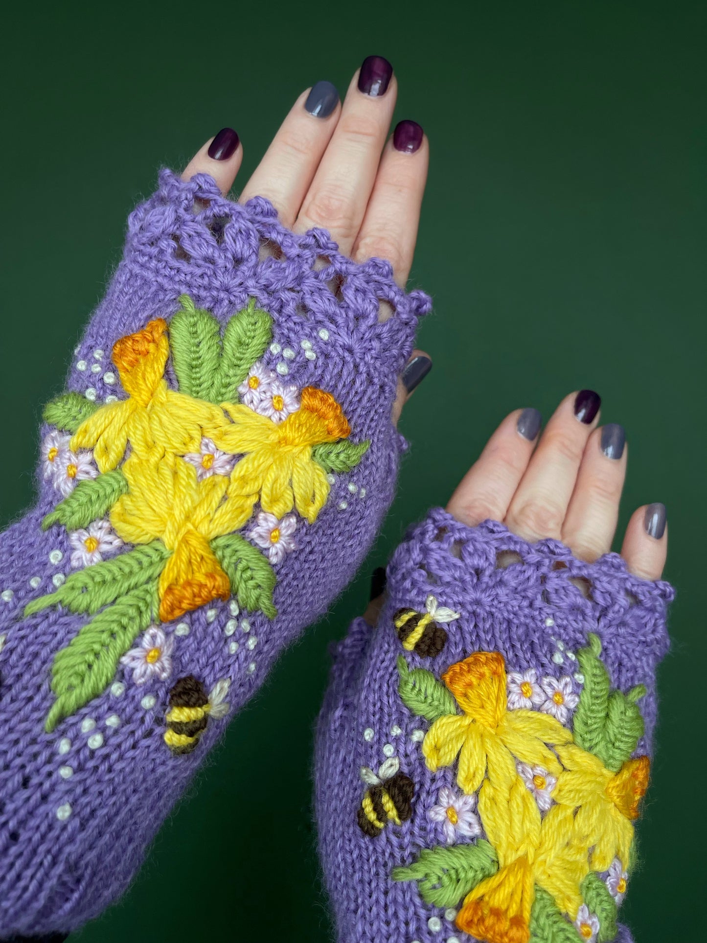 Lilac gloves with embroidered daffodils and bees