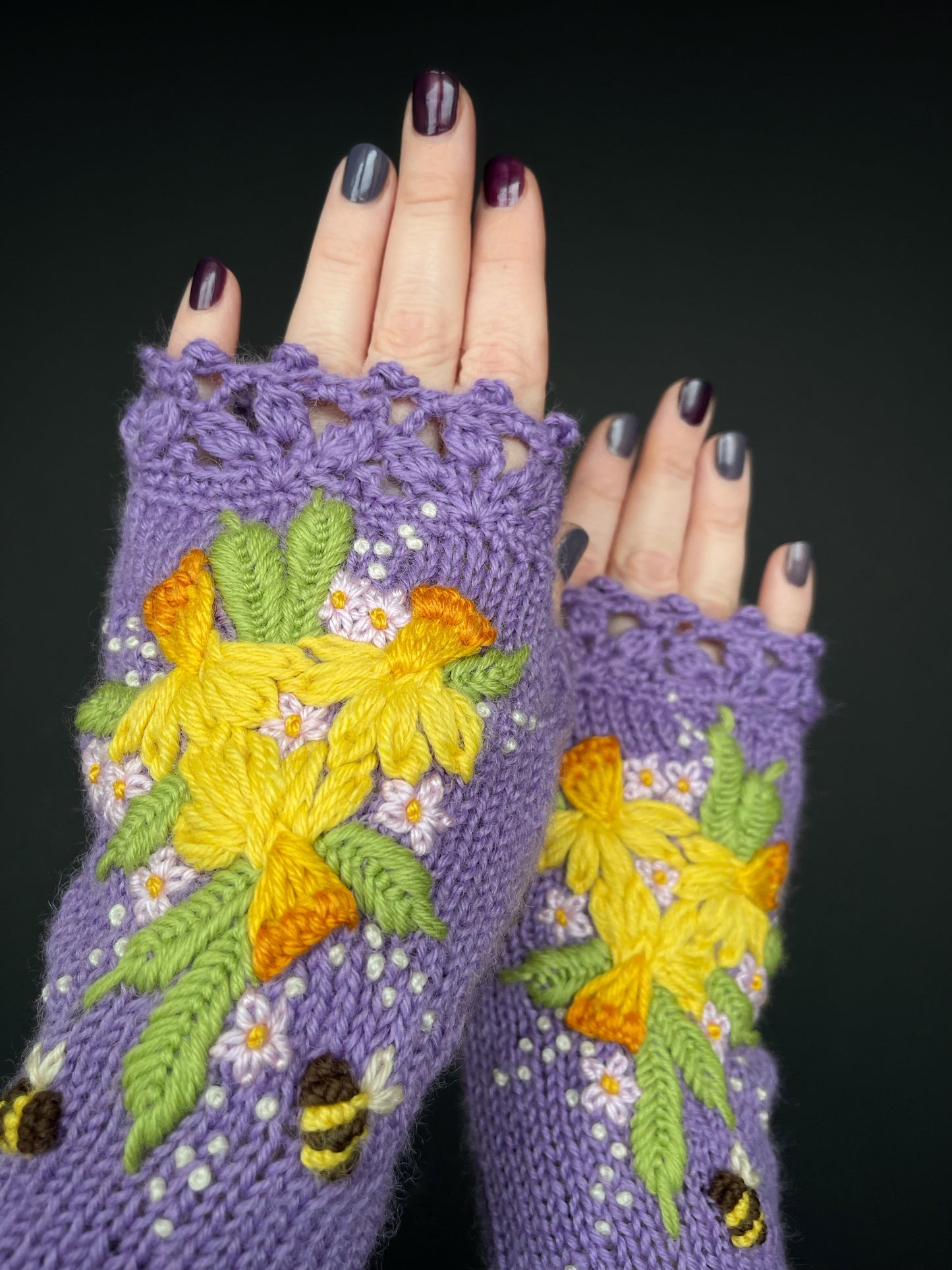 Lilac gloves with embroidered daffodils and bees