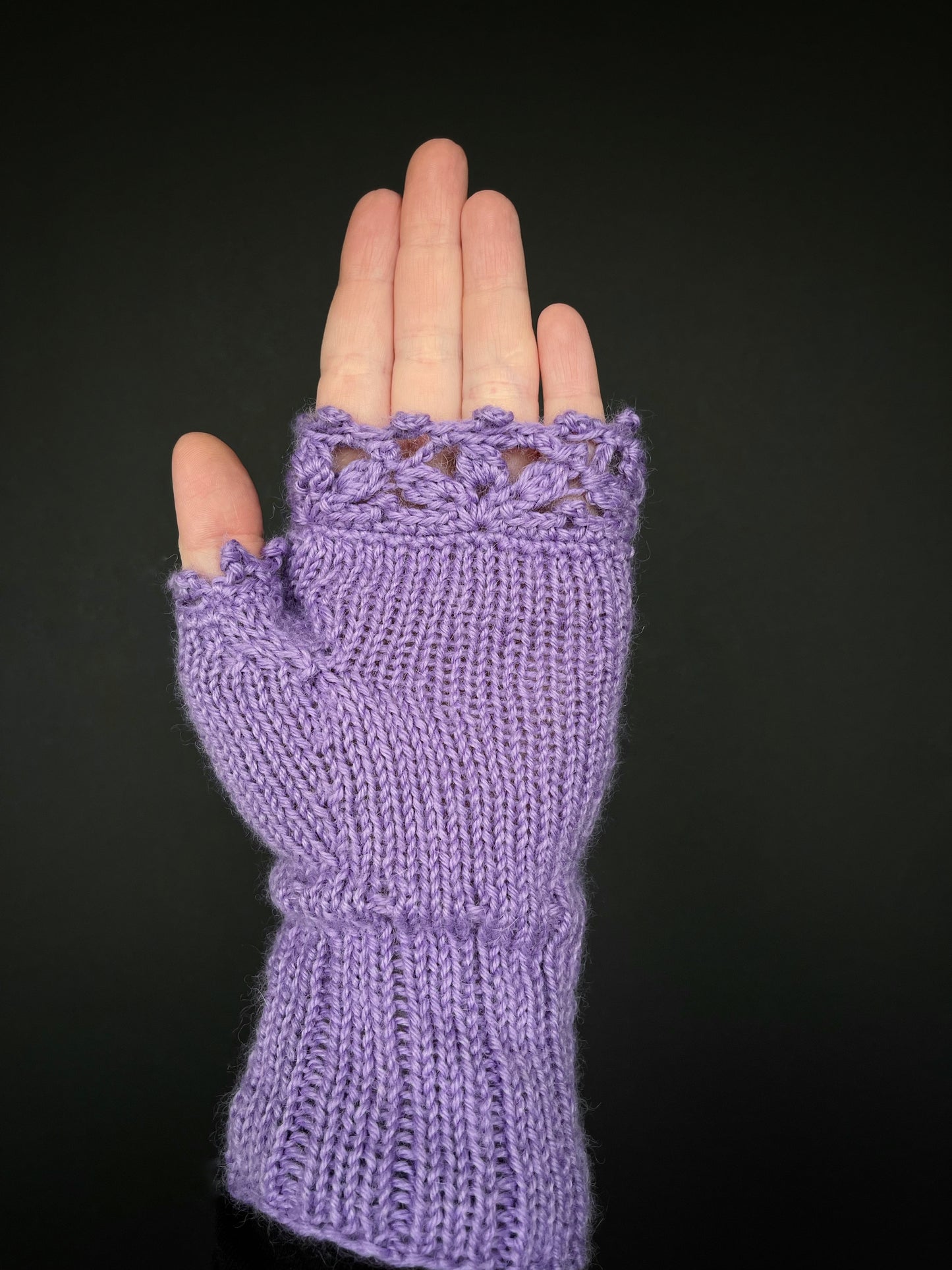 Lilac gloves with embroidered daffodils and bees