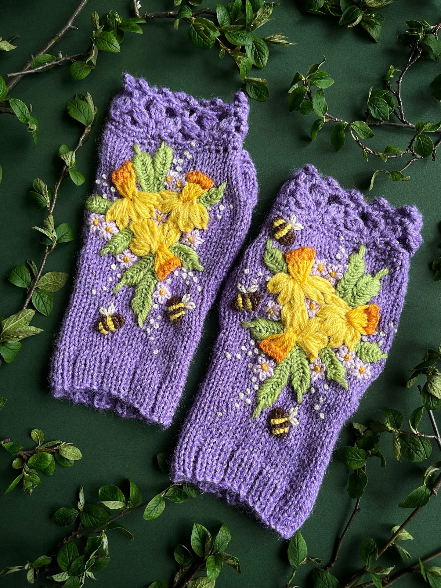 Lilac gloves with embroidered daffodils and bees