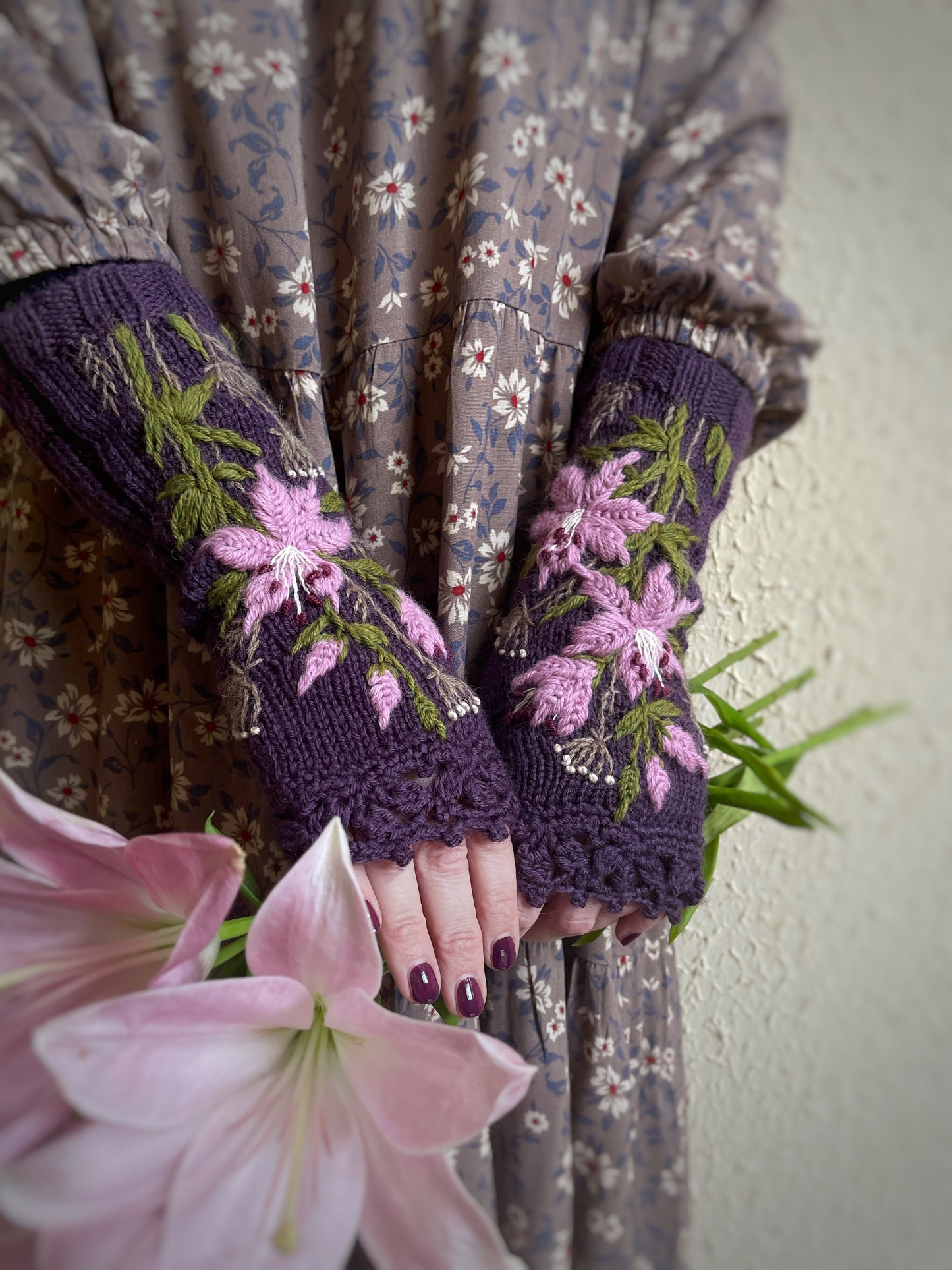 Fingerless long gloves with lilac lilies and wild plants