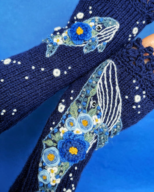 Mother and baby whales embroidered on the knitted gloves